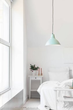 Konforlu yatağı ve Noel dekoruyla şenlikli bir yatak odası.