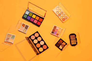 Turuncu arka planda güzel göz falı paletleri