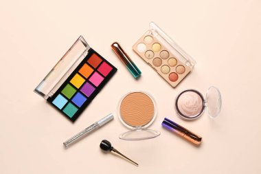 Güzel göz falı paletleri ve beyaz arka planda farklı dekoratif kozmetikler.