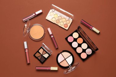 Güzel göz falı paletleri ve kahverengi arka planda farklı dekoratif kozmetikler.