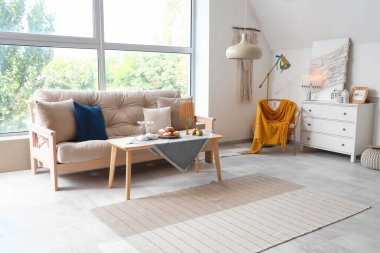 Hanukah için kanepe ve masa hazırlayan bir oturma odası.