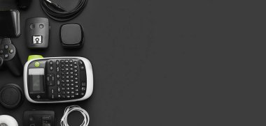 Metin için alanı olan siyah arkaplan üzerinde farklı modern aygıtlar