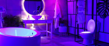 Neon ışıklı şık bir banyo.