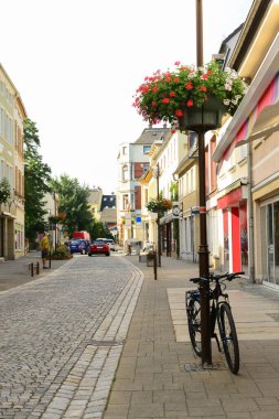 Şehir caddesi manzaralı binalar ve yollar