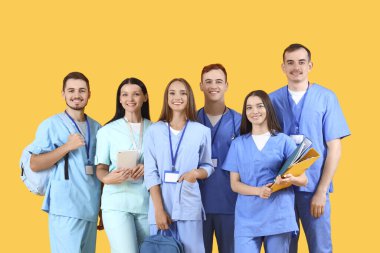 Sarı arka planda bir grup tıp öğrencisi