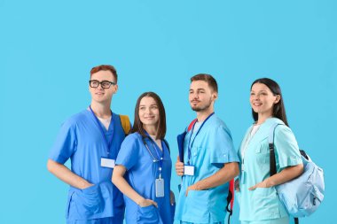 Mavi arka planda bir grup tıp öğrencisi