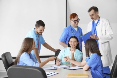 Bir grup tıp öğrencisi konferansta.