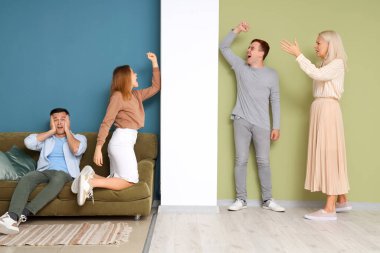 Evde gürültücü komşulardan muzdarip bir çift