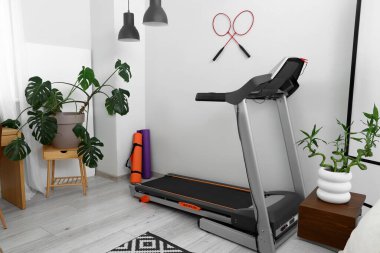 Oturma odasının içinde modern koşu bandı