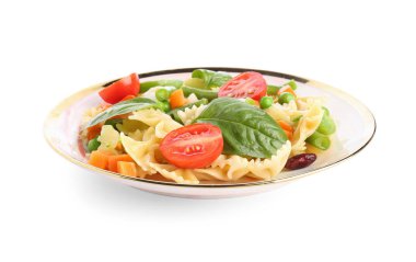 Beyaz arka planda lezzetli primavera makarnalı tabak.