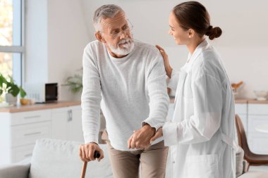 Evde bastonu ve hemşiresi olan son sınıf öğrencisi.