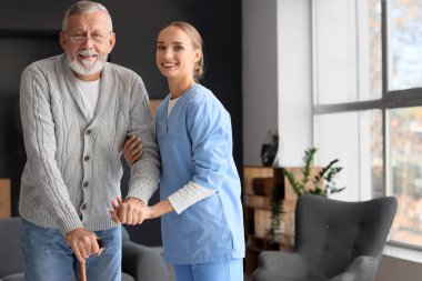 Evde dadısı ve sopası olan son sınıf öğrencisi.