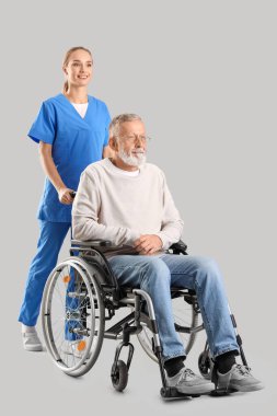 Tekerlekli sandalyedeki kıdemli adam ve parlak bir geçmişi olan hemşire.