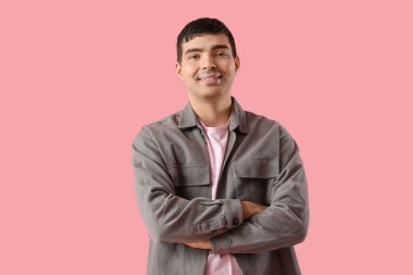 Pembe arka plandaki mutlu genç adam