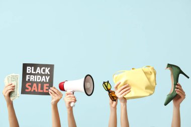 Siyah Cuma Satışı, para, megafon ve mavi arka planda kadın aksesuarları olan kadın eli posteri