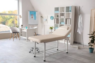 Çalışma yeri, kanepesi ve raf ünitesi olan hafif tıp bürosu.