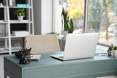 Doktorun iş yerinde laptopla birlikte tıbbi ofiste.