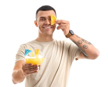 Kokteyl ve beyaz arka planda turuncu dilimli komik bir erkek barmen.