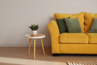 Sarı kanepeli modern bir oda.