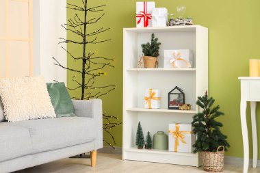 Gri kanepesi, Noel ağacı ve süslemeleri olan şenlikli bir oturma odası.