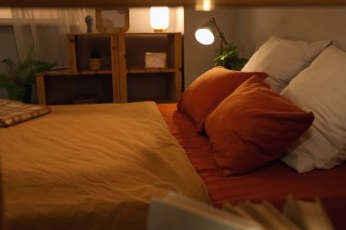 Yatak odasında yumuşak yastıklı büyük bir yatak.