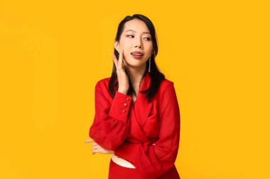 Sarı arka planda güzel bir Asyalı kadın. Çin Yeni Yıl Kutlaması