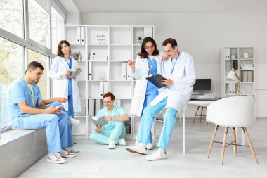 Klinikte çalışan hekimlerin
