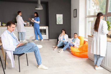 Bir grup doktor hastane mutfağında mola veriyor.