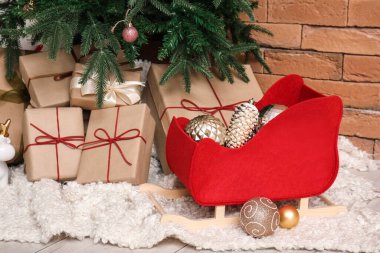 Hediye kutuları ve süslemeler Noel ağacının altında, yakın plan.