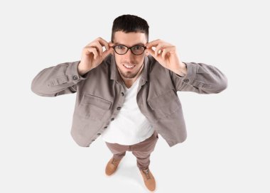 Beyaz arka planda gözlüklü genç adam.