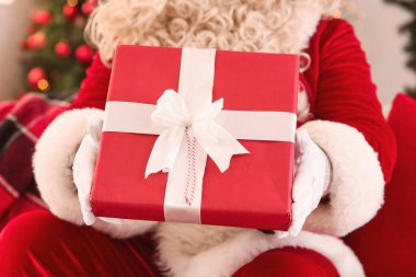 Noel Baba 'nın evde Noel hediyesi var, yakın plan.