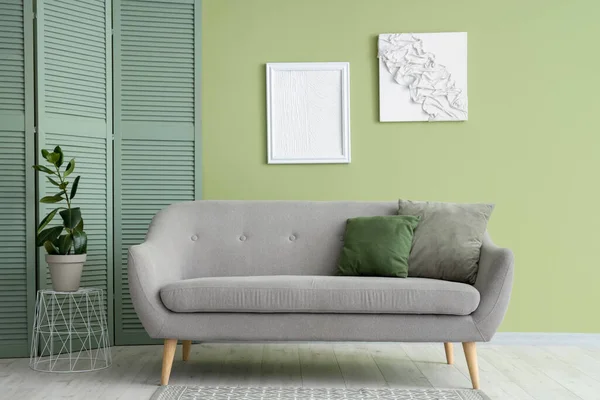 Interieur Des Stilvollen Wohnzimmers Mit Grauem Sofa Pflanze Und Klappschirm — Stockfoto