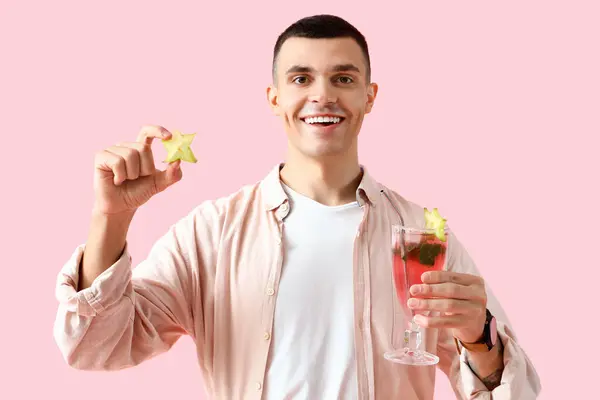 Jovem Barman Masculino Com Copo Coquetel Starfruit Fundo Rosa — Fotografia de Stock