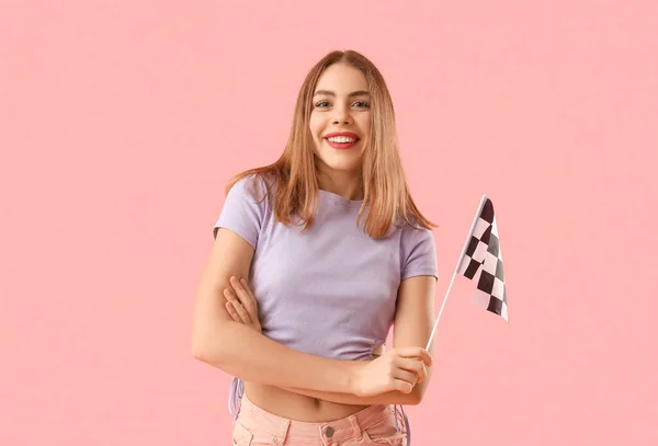 Šťastná Mladá Žena Závodní Vlajkou Růžovém Pozadí — Stock fotografie