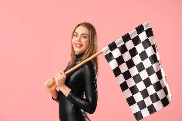 Mujer Joven Feliz Con Bandera Carreras Sobre Fondo Rosa — Foto de Stock
