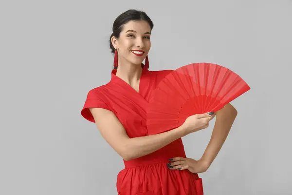 Piękna Młoda Szczęśliwa Kobieta Wachlarzem Szarym Tle Chiński Nowy Rok — Zdjęcie stockowe