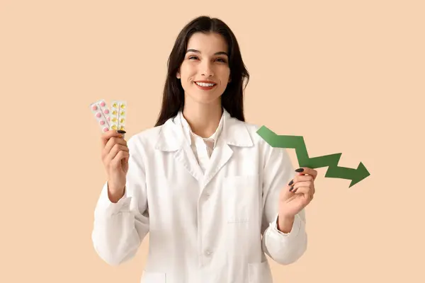 Női Orvos Nyíl Tabletták Bézs Alapon Árcsökkenés Koncepciója — Stock Fotó