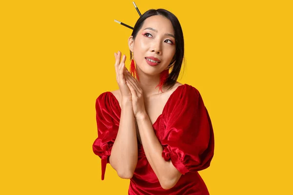 Красивая Молодая Счастливая Азиатка Жёлтом Фоне Китайский Новый Год — стоковое фото