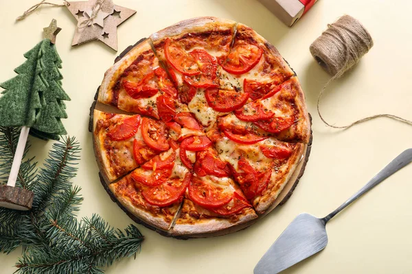 Drewniana Deska Pyszną Pizzą Świątecznym Wystrojem Beżowym Tle — Zdjęcie stockowe