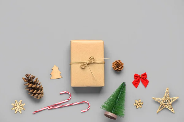 灰色の背景に装飾が施されたクリスマスギフトボックス — ストック写真