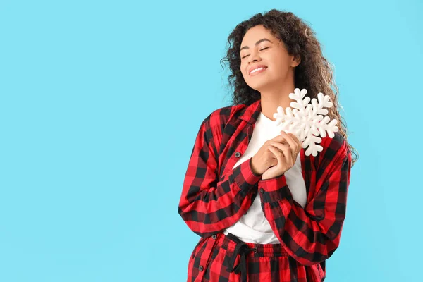 Vacker Ung Glad Afroamerikansk Kvinna Rutig Pyjamas Med Dekorativa Snöflingor — Stockfoto