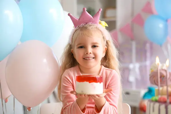 Evde Doğum Gününü Kutlayan Taç Takmış Şirin Küçük Kız Stok Fotoğraf