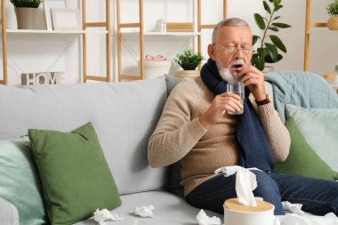 Hasta, olgun bir adam evde hap alıyor.