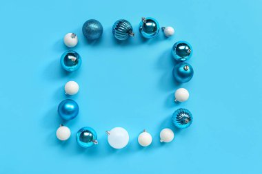 Mavi arka planda farklı Noel toplarından yapılmış çerçeve