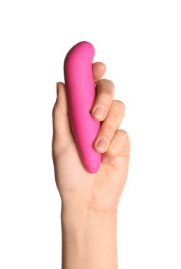 Beyaz arka planda izole edilmiş pembe vibratörlü kadın eli, yakın plan.