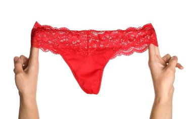 Beyaz arka planda seksi kırmızı külotlu kadın elleri, yakın plan.