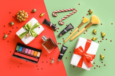 Renk arkaplanında kozmetik ürünleri olan Noel kompozisyonu