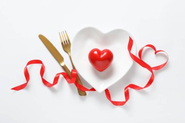 Beyaz arkaplanda Sevgililer Günü için güzel bir masa.