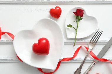 Beyaz ahşap arka planda Sevgililer Günü için gül ile güzel bir masa.