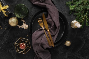 Noel yemeği için güzel bir masa, hediye ve siyah grunge arka plan süslemeleri.